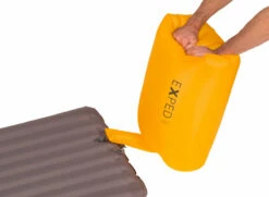 EXPED Schnozzel Pumpbag UL M -Wildernessshop Shop exped schnozzel pumpbag UL M corn yellow in use