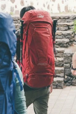 LOWE ALPINE MANASLU 65-80 Hiking Pack 20 LOWE ALPINE MANASLU 65-80 Hiking Pack -Wildernessshop Shop lowe alpine manaslu 65 80 auburn in use1